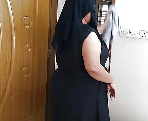 (Hot and Muddy Hijab Aunty Ko Choda) Indian Steaming aunty plumbed by neighbor while cleaning palace - Clear Hindi Audio