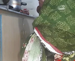 Desi Aunty ko bawarchi khana me Roti banata howa choda,