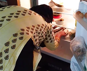 (Indian Super-hot Maa ke sath Beta Jabardasti chudai) When stepmom opened the fridge, stepson torn up & put her in the fridge