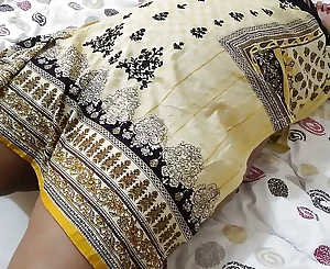 Padosi Sizzling Aunty ko chodne ke liye majboor kiya - Nandita aunty sans pajama and Harsh drill while resting on sofa