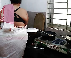 (Tamil Maa Ki Jabardast Chudai Beta) Desi Steamy Step Mom Boned In The Kitchen - Hindi Audio